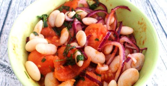 Теплый постный салат с фасолью