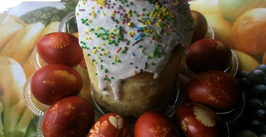 Пасхальный кулич и крашенки