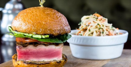 Бургер с тунцом и салатом коул-слоу