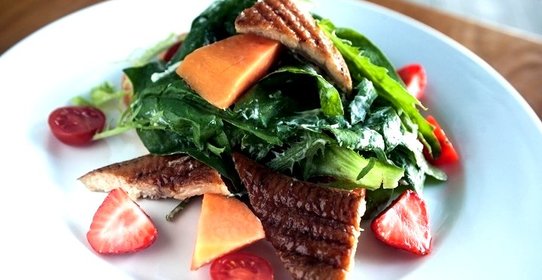 Салат с копченым угрем