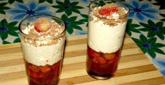 Творожный десерт с клубникой