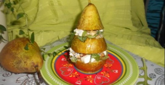 Салат с фетой, грецкими орехами и рукколой в груше