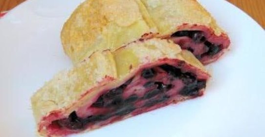 Штрудель с черной смородиной