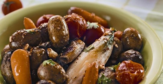 Теплый салат из картофеля и цикория