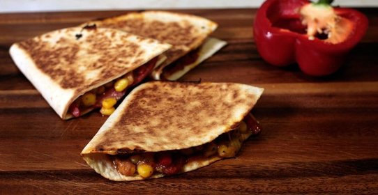 Кесадилья с колбасой и овощами