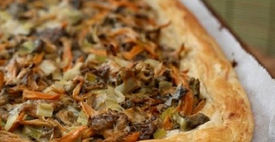 Пирог с лисичками на слоеном тесте