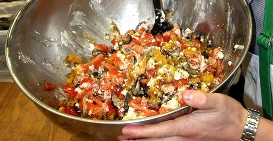 Теплый салат с баклажанами, болгарским перцем и фетой