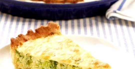 Киш со спаржей, луком-пореем и грюйером