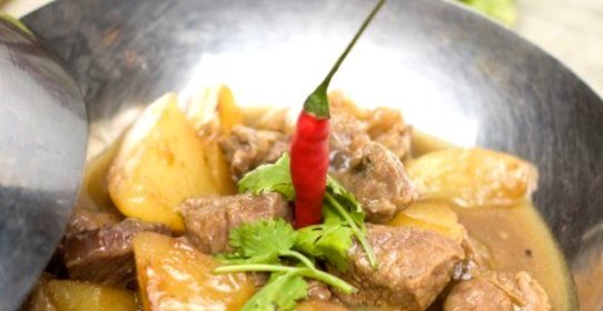 Баранина, тушеная в белом вине с картофелем и маслинами