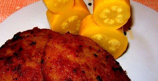 Золотистые котлеты из трех видов мяса