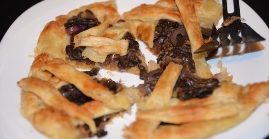 Пирог из слоеного теста с шампиньонами