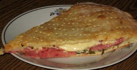 Пирог с творогом, сыром и салями «Кальцоне»