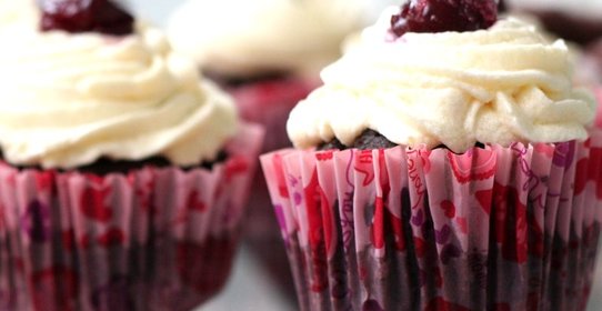 Шоколадные кексы с творожным кремом и вишней