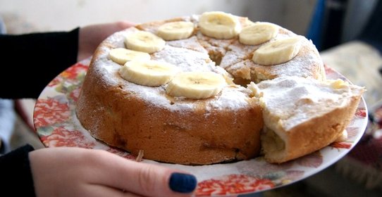 Шарлотка с бананами и вишней