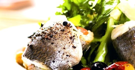 Микс зелёных салатов с рулетами из филе дорады