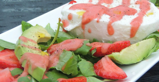 Салат с моцареллой, клубникой и авокадо