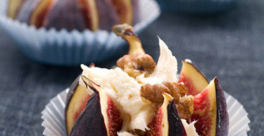 Инжир, запеченный с мягким сыром