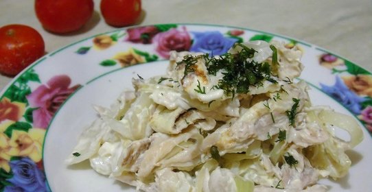 Куриный салат с омлетом и маринованным луком