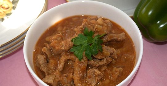 Говядина тушеная с томатом и фасолью