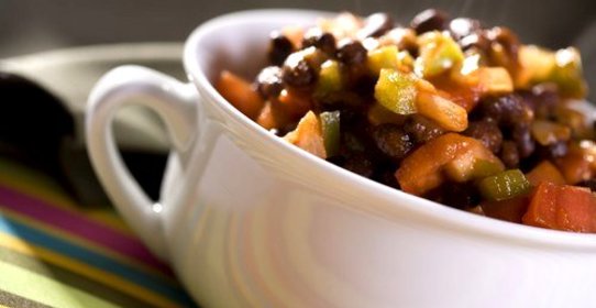 Разноцветный салат с черной фасолью и лаймовым винегретом