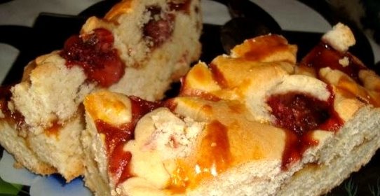 Пирог с арбикосами и клубникой