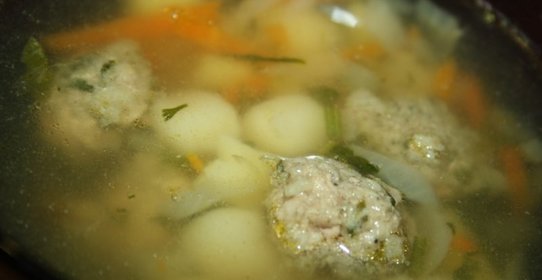 Cуп с фрикадельками и ньоки