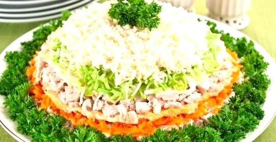 Слоеный куриный салат с шампиньонами и луком-пореем