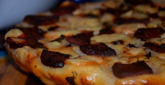 Пирог с колбасой и сыром