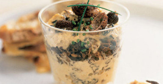 Болтунья с грибами и тостами с сыром бофор