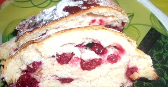 Дрожжевой рулет с вишней