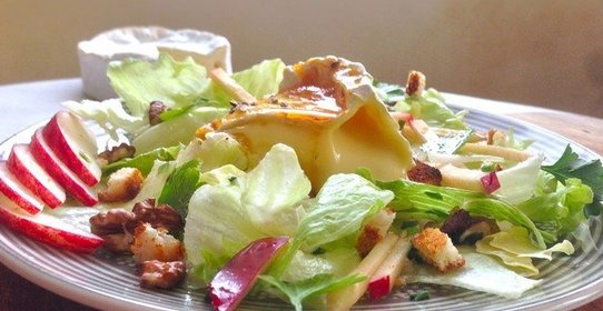 Салат с яблоком, камамбером и карамелью
