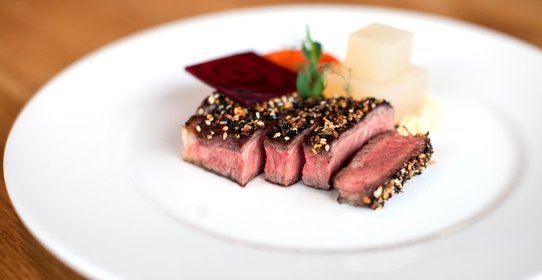 Говядина с морковным конфитюром и желе из капусты