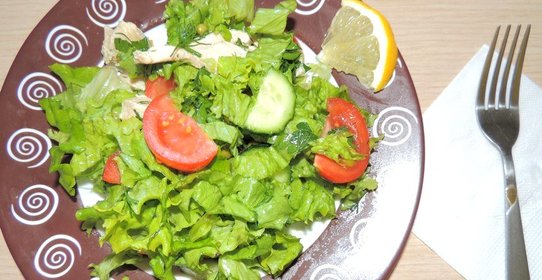 Весенний салат с куриной грудкой