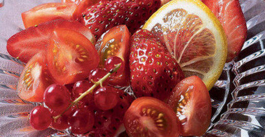 Салат из клубники с помидорами