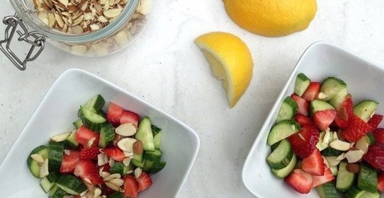 Салат с клубникой, огурцом и лимоном