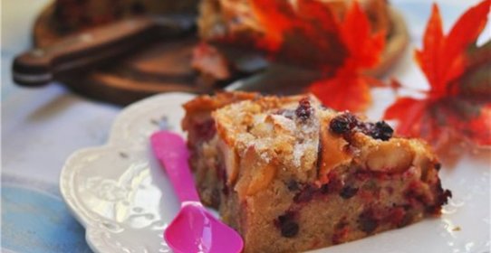 Яблочный пирог с изюмом, клюквой и кедровыми орешками