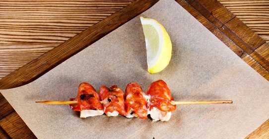 Шашлычки из куриного филе с чоризо