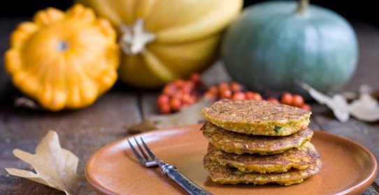 Салат с грушами, сыром и гранатовой заправкой