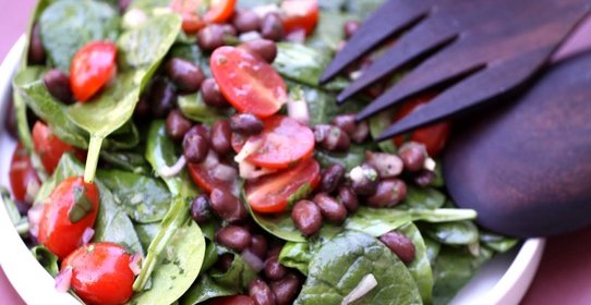 Салат с фасолью и помидорами