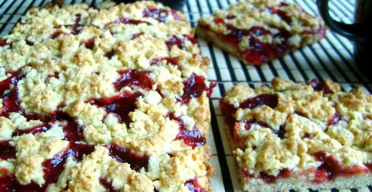 Пирог с малиновым повидлом