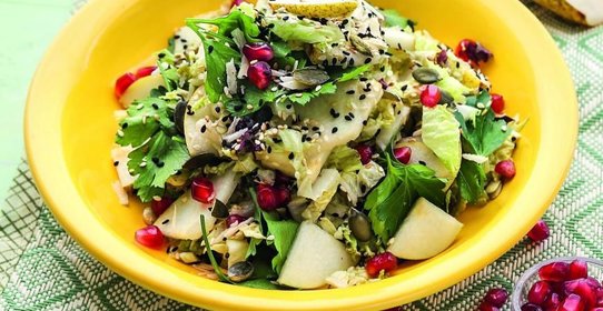 Хрустящий салат с грушей и гранатом