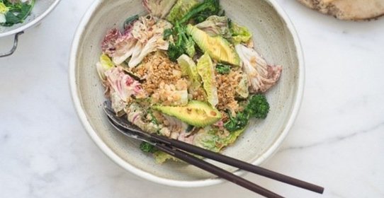 Салат с брокколи и авокадо