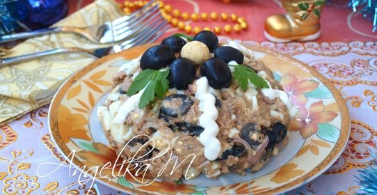 Салат с яйцами, тунцом и маслинами