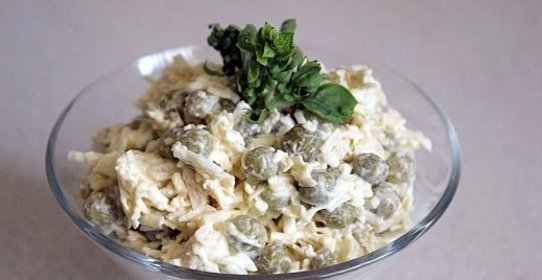 Салат с курицей и плавленным сыром