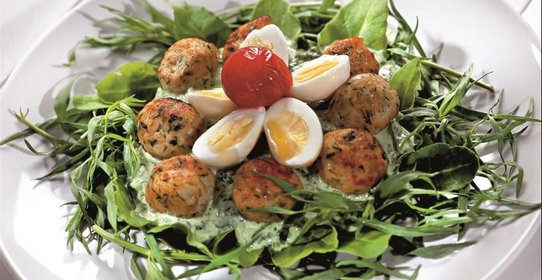 Куриные тефтели в шпинатных гнездах