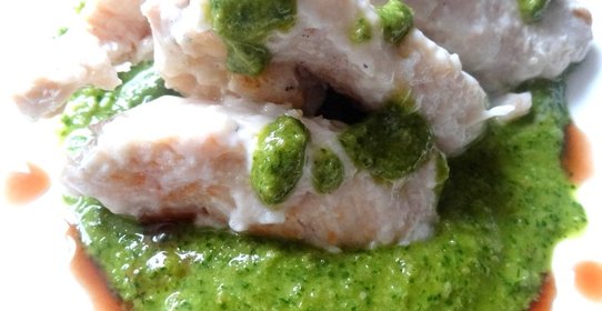 Куриные грудки в сливочно-лимонном креме на подушке из соуса песто