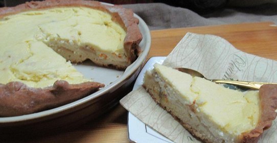 Творожный пирог с яблоком и календулой