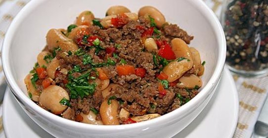 Белая фасоль в мясном соусе