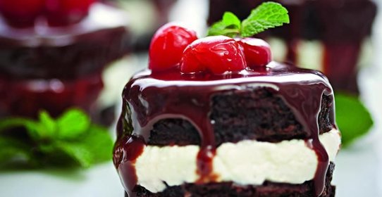 Шоколадные пирожные с вишней