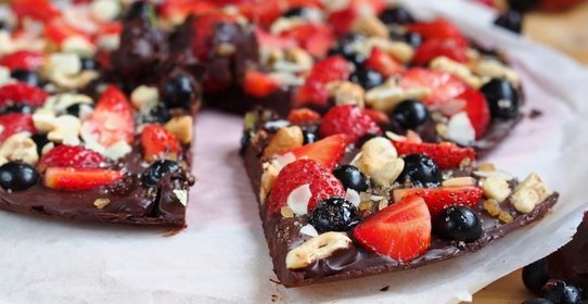 Шоколадно-ягодная пицца